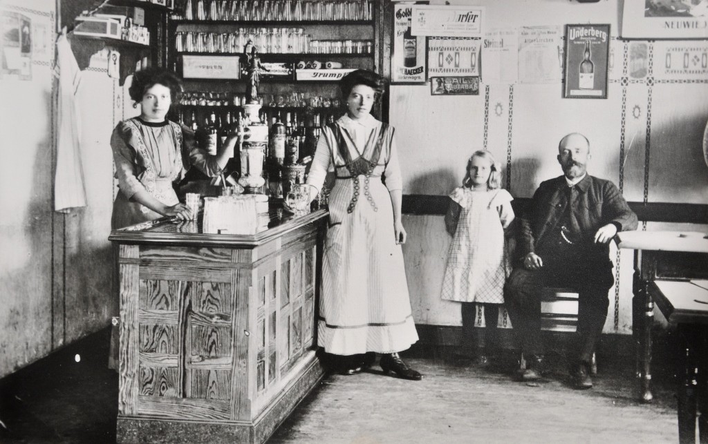 Bei Klick vergrößern 1920 | Gasthof und Pension Ramseger Peter Ramseger, Martha Ramseger, Emilie Marenbach geb. Ramseger, Ema Boschen geb. Ramseger Archiv: Rotes Haus