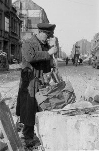 Bild bei Klick vergrößern 1946 | In den kalten Wintern der Nachkriegszeit ist Brennmaterial knapp. Ein Mann versorgt sich mit Brennholz aus den zerbombten Gebäuderuinen. Foto: Richard Peter Deutsche Fotothek, Bild / CC BY-SA Quelle: Wikimedia Commons