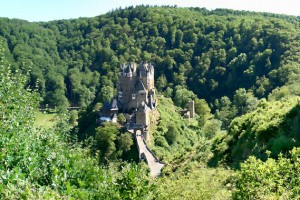 Bild bei Klick vergrößern Burg Eltz umschlossen von Wald, Rheinland-Pfalz Foto: Holger Weinandt / CC BY-SA / Ausschnitt Quelle: Wikimedia Commons