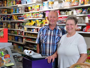 Bild bei Klick vergrößern Gerlinde und Wilfried Holzapfel in ihrem Dorflädchen, das jetzt geschlossen ist. Foto: Burkhard Schäck