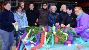 Maifeier 2018 |  Die Dorffrauen beim Kranzbinden im Roten Haus. Foto: Burkhard Schäck