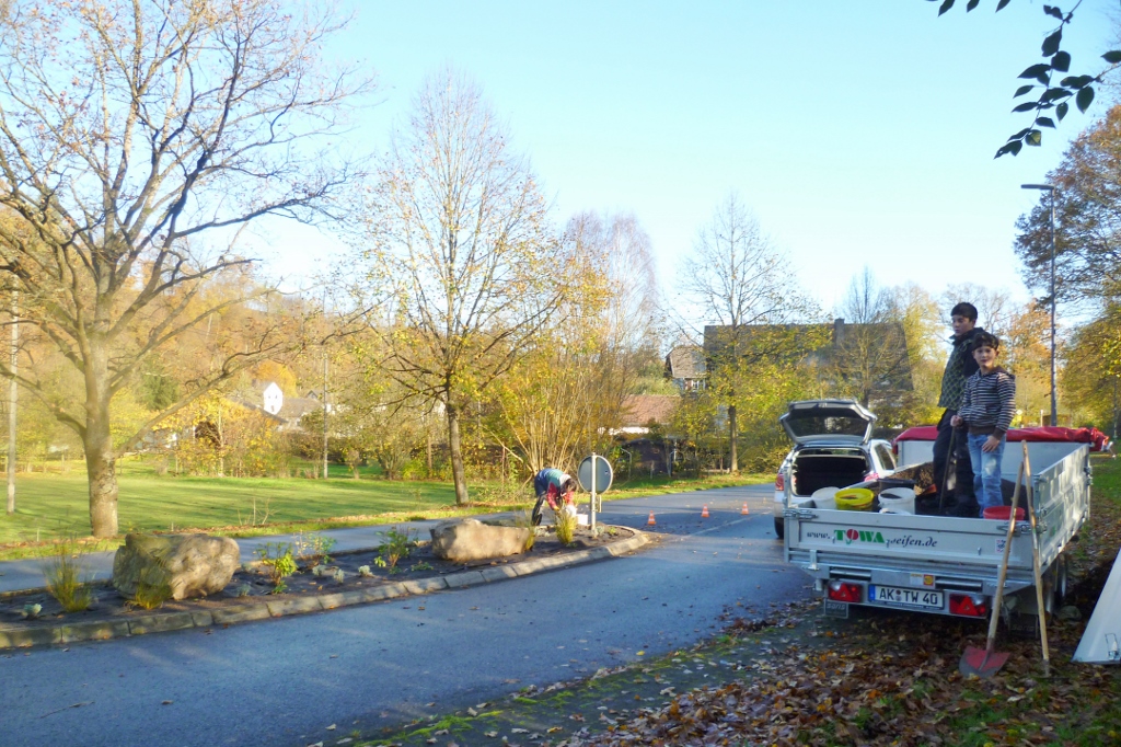 November 2014 | Freiwillige bei der Neugestaltung der Verkehrsinsel | Foto: Silke Höller
