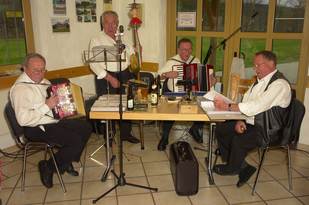 Seniorennachmittag 2008 | “Die Harmonikas” aus Steinebach bei Betzdorf übernahmen das Unterhaltungsprogramm | Foto: Wilfried Klein