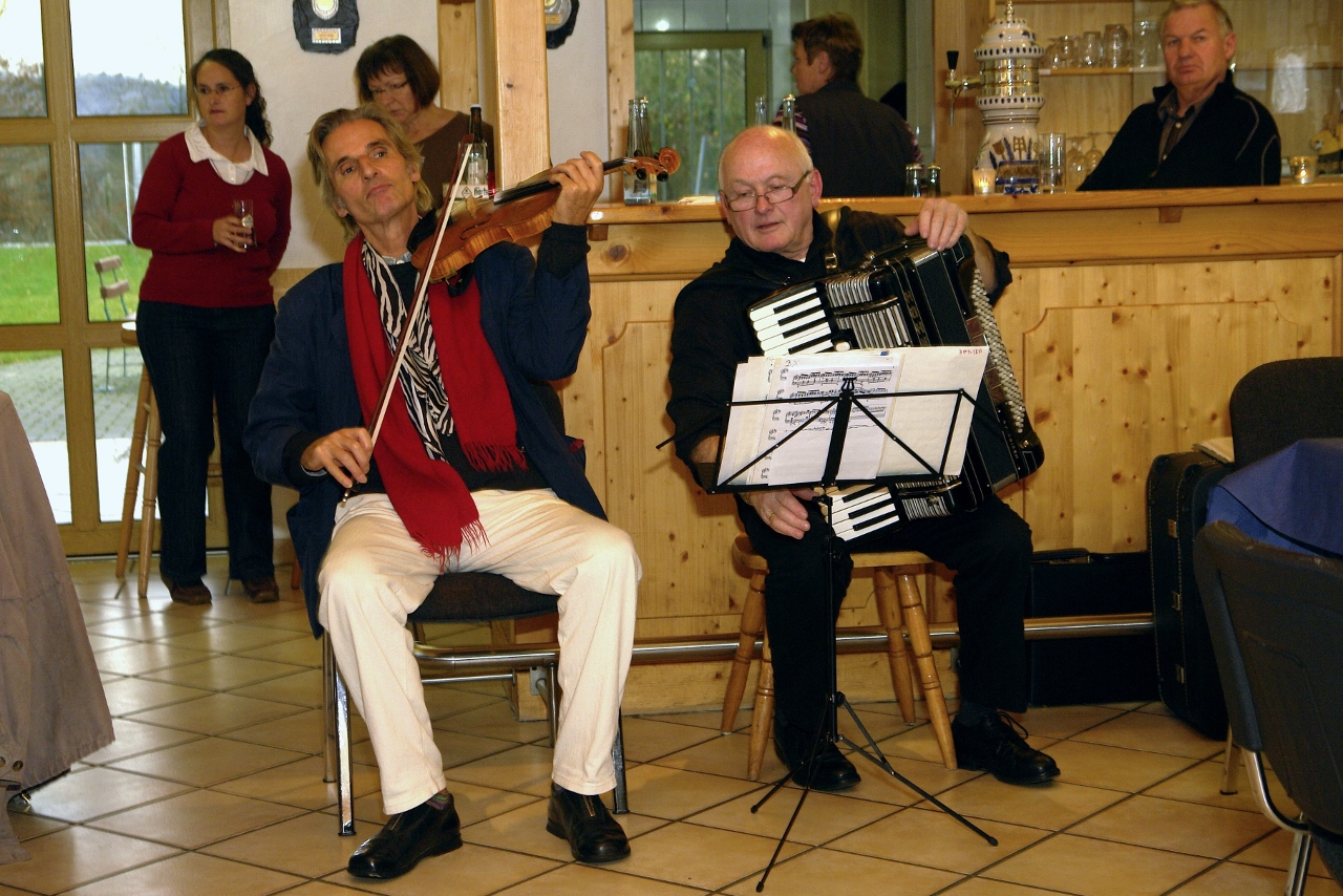 Musikbeitrag mit Geige und Arkordeon Seniorenfeier