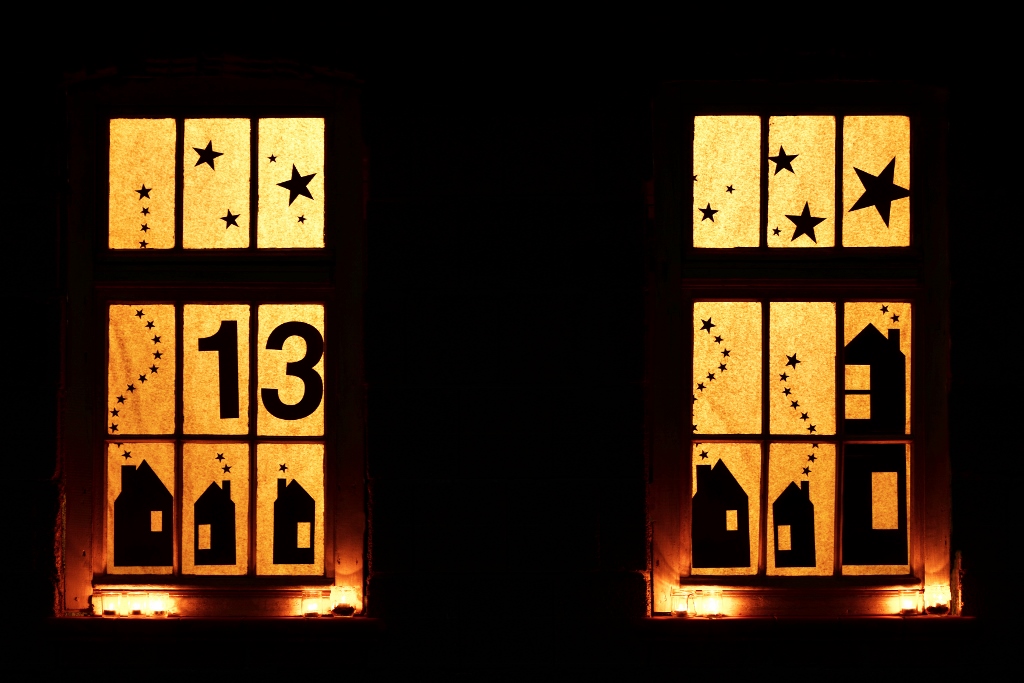 weihnachtlich dekoriertes Fenster