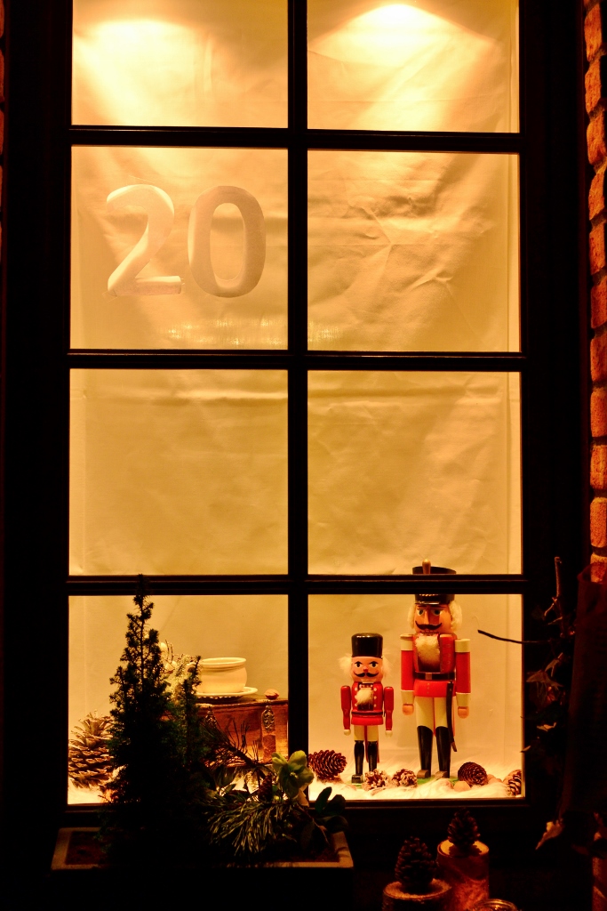weihnachtlich dekoriertes Fenster mit Nussknacker