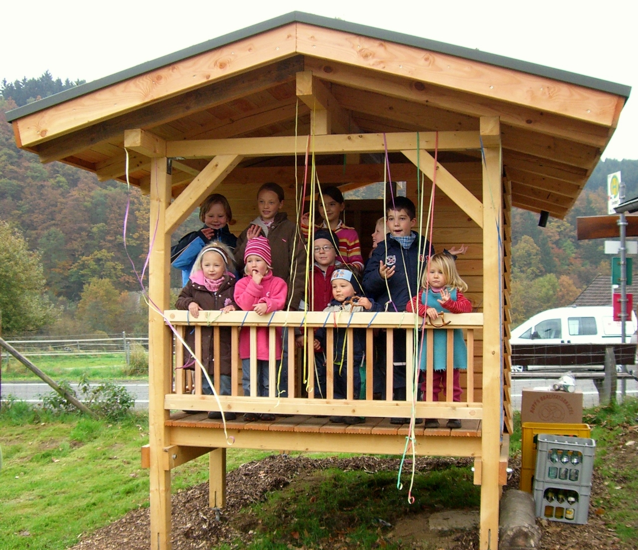 Das Spielhaus auf dem Spielplatz in Seelbach mit vielen Kindern