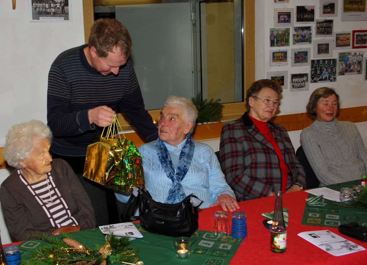 Seniorenfeier 2011 | Ehrung der ältesten Teilnehmerin | Foto: Wilfried Klein