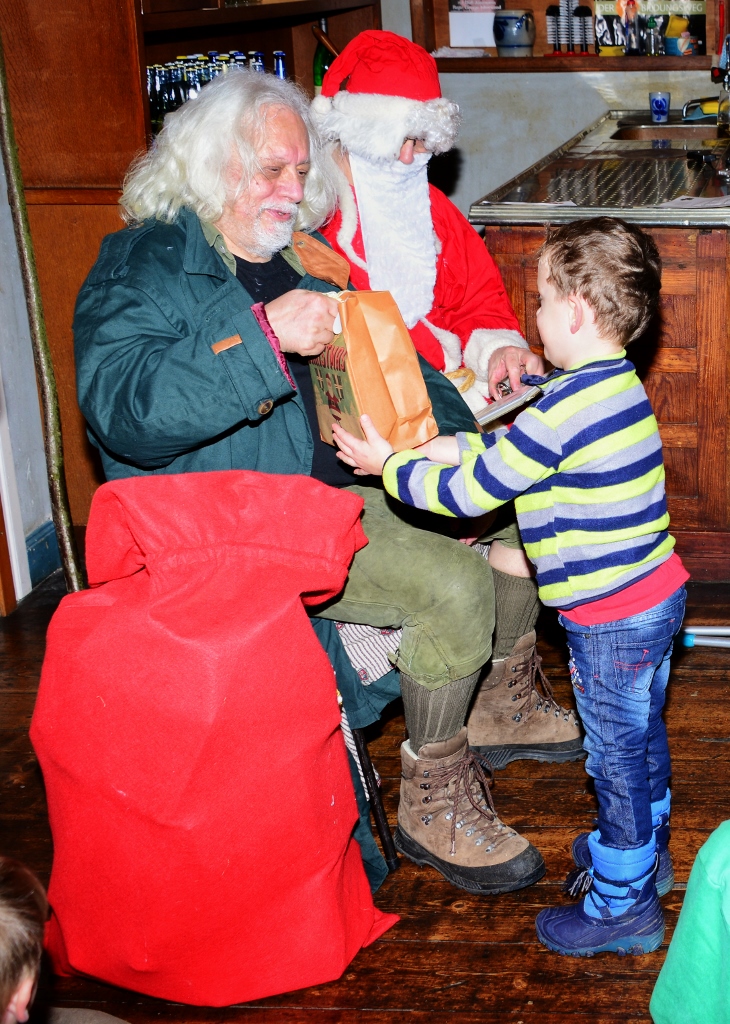 Der Nikolaus ueberreicht ein Geschenk