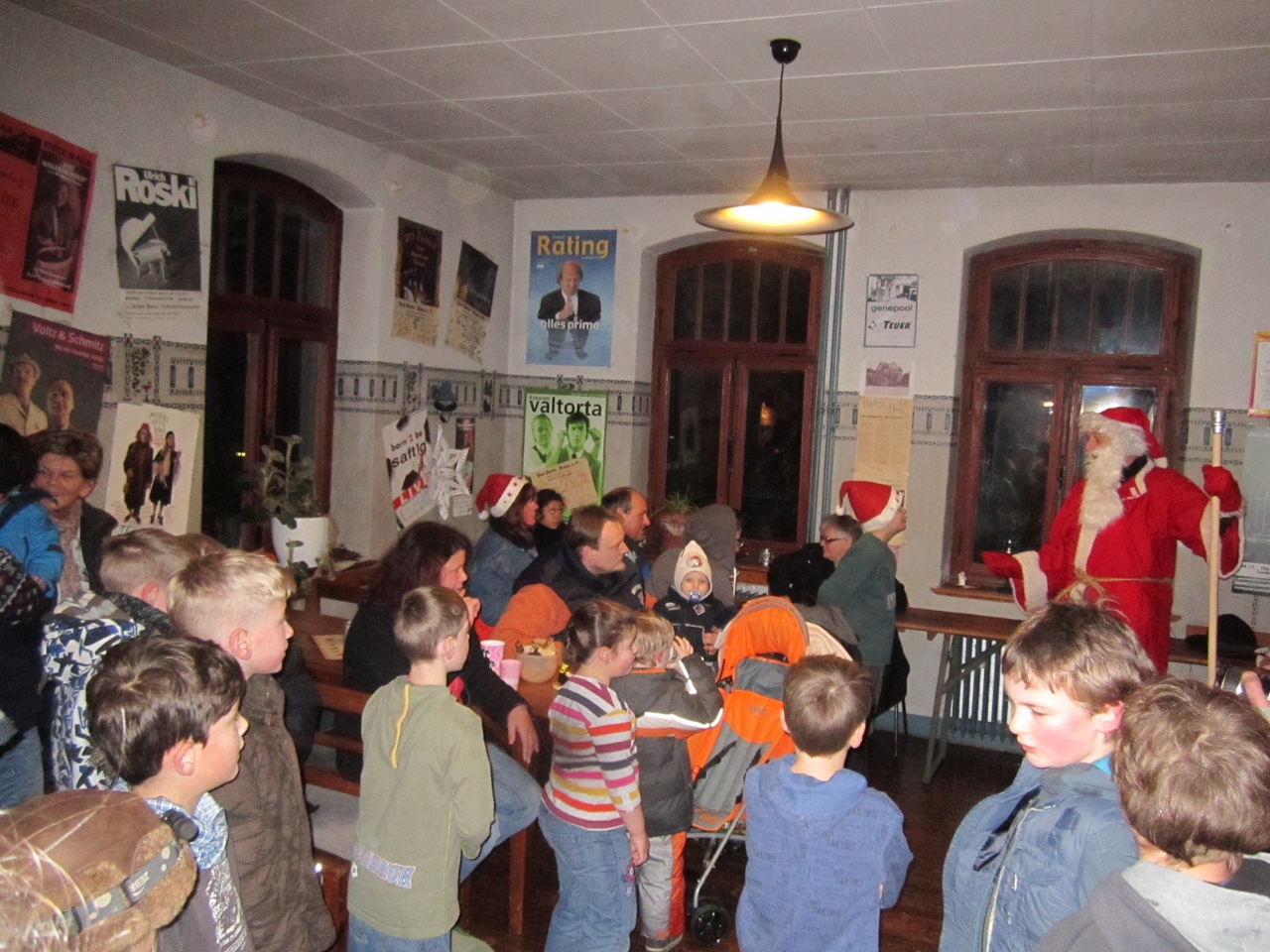 Nikolausfeier im Roten Haus mit vielen Besuchern und Kindern der Nikolaus spricht