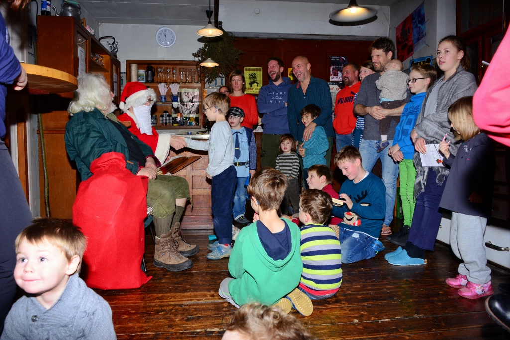 Der Nikolaus ist im Roten Haus mit Bewohnern von Seelbach und vielen Kindern