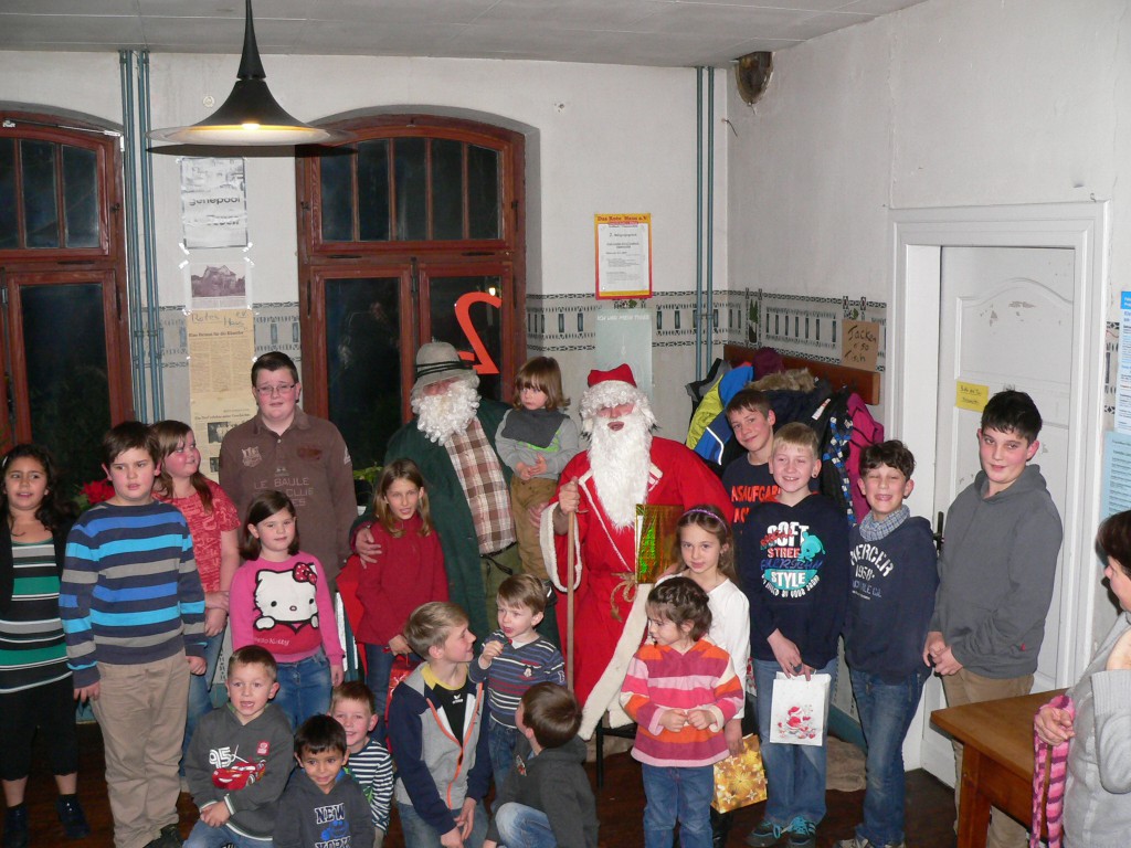 Der Nikolaus mit den Kindern aus Seelbach