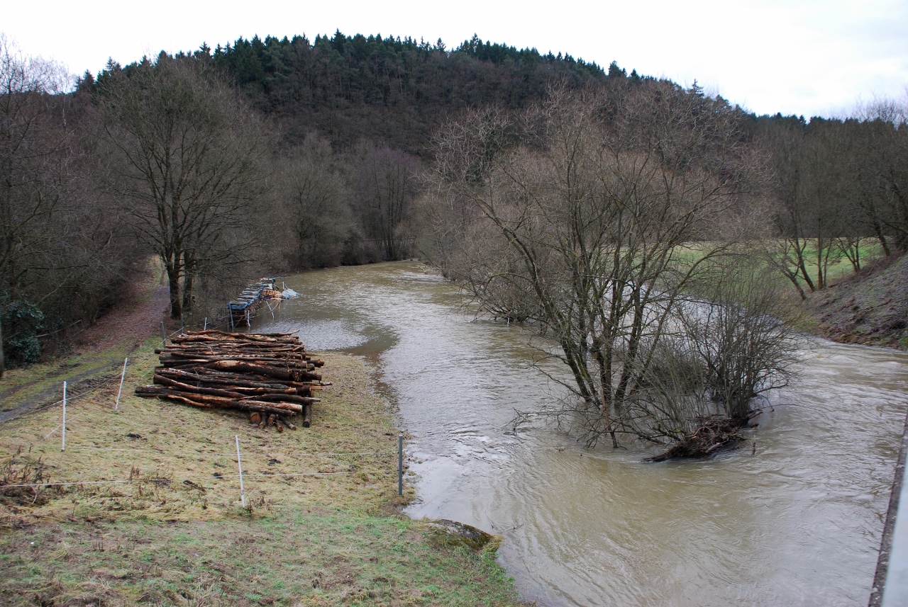 Hochwasser in Seelach die Wied kommt ueber die Ufer