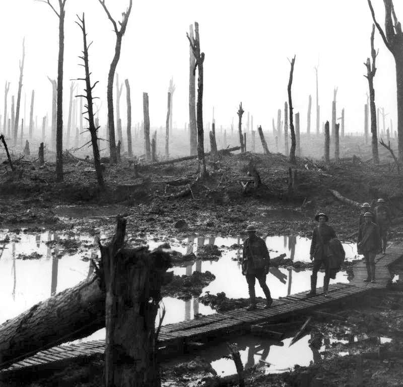 1917 | Soldaten durchqueren ein Waldgebiet | Foto: Frank Hurley | Quelle: Wikimedia Commons