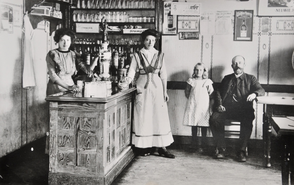 1920 | Gasthof und Pension Ramseger: Peter Ramseger, Martha Ramseger, Emilie Marenbach geb. Ramseger, Ema Boschen geb. Ramseger | Archiv: Rotes Haus