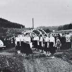Historische Aufnahme 1953 erstes Saengerfest des Maennergesangvereins Wiedklang Ehrendamen mit Blumenbögen