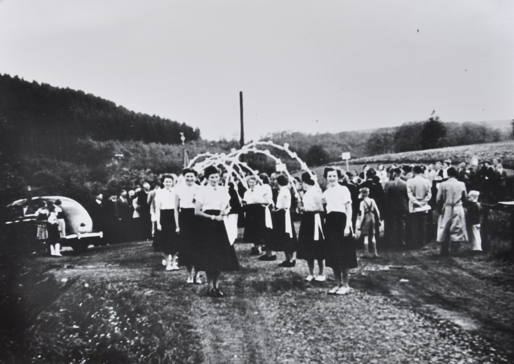 Historische Aufnahme 1953 erstes Saengerfest des Maennergesangvereins Wiedklang Ehrendamen mit Blumenbögen