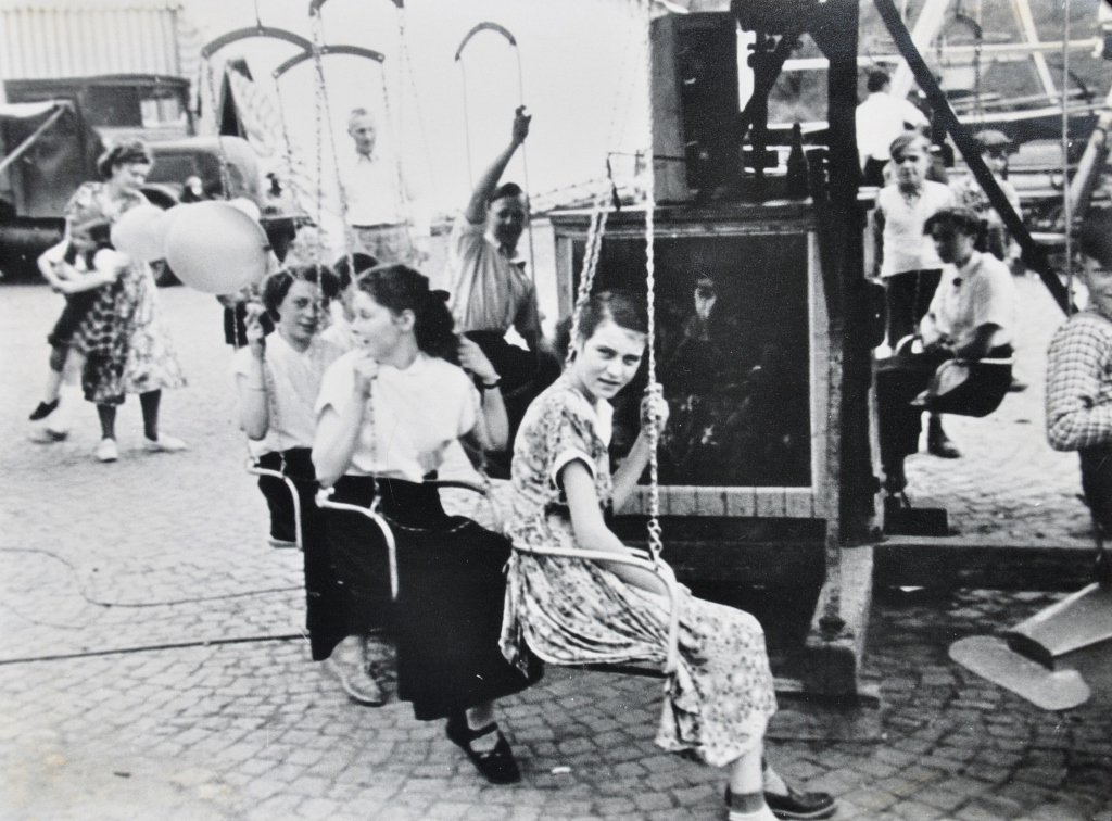 Historische Aufnahme 1953 Saengerfest Karussel am Bahnhof_Repro: Wilfried Klein
