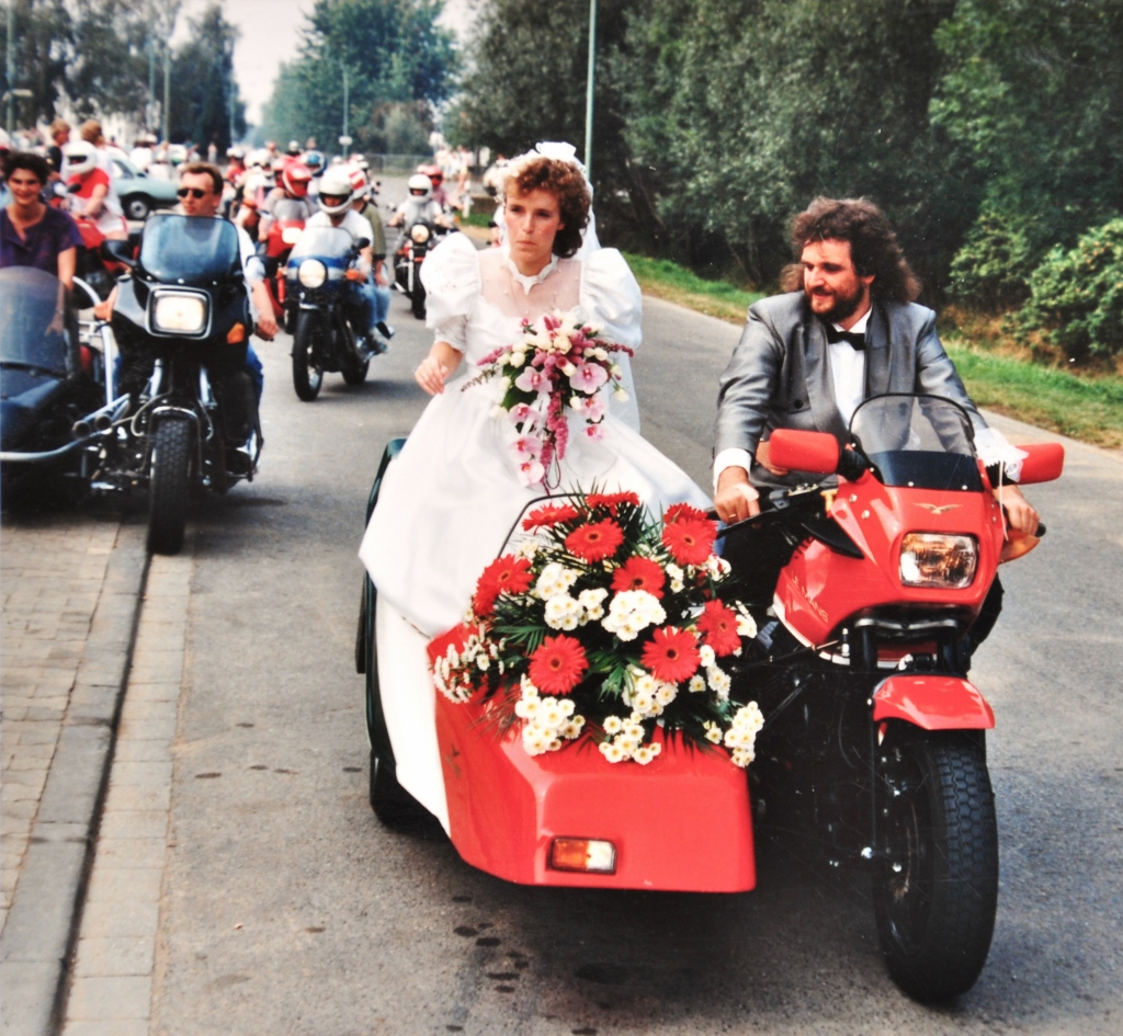 1990 | Ein Motorradkorso begleitet das Hochzeitspaar von der Kirche zum Festzelt. | Foto: Archiv MFS | Repro: Burkhard Schäck