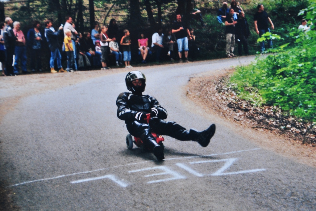 2008 | 1. BobbyCar-Rennen | Wer später bremst ist länger schnell: Adrenalingeladenes BobbyCar-Rennen als Teil der 25. Geburtstagsfeier des Motorradclubs | Foto: Archiv MFS | Repro: Burkhard Schäck
