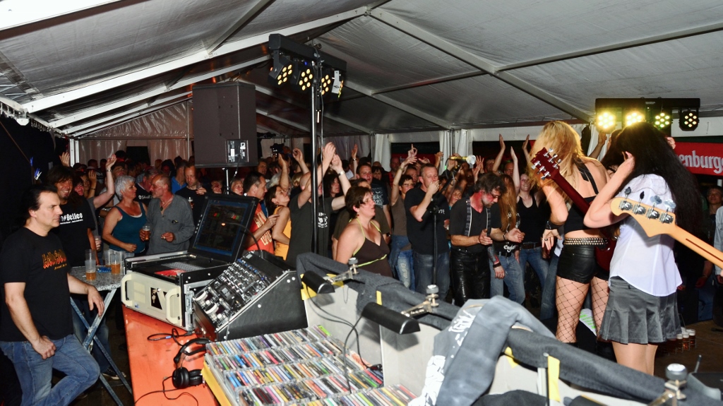 2013 | 30. Jubiläum MFS | Allgirlband HellsBelles im Festzelt auf der Äppelswiss | Foto: Wilfried Klein