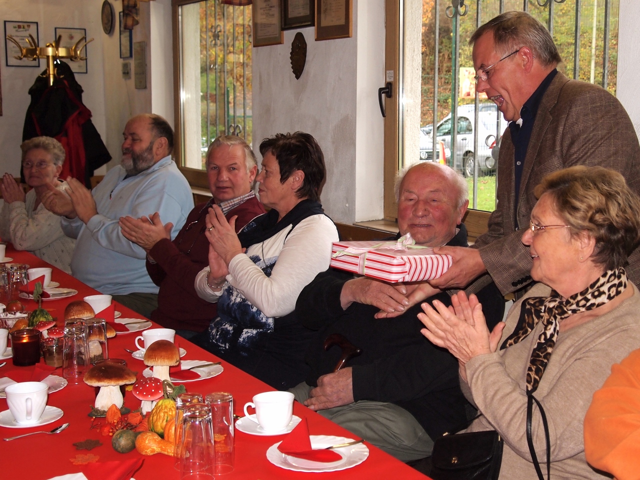 Seniorenfeier in der Henry Huette Ehrung des aeltesten Teilnehmer