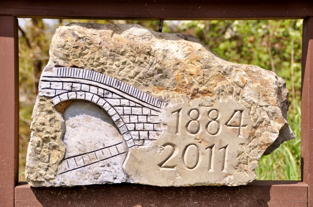 05.2015 | Erinnerungsstein der alten Rundbogen-Überführung des Bildhauers Bernd Paschke aus Flammersfeld | Foto: Yvette Schäck