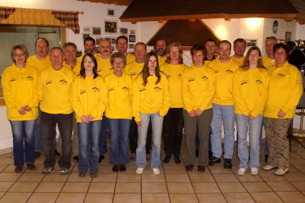 Schiesssportabteilung Gruppe mit gelben Pullovern