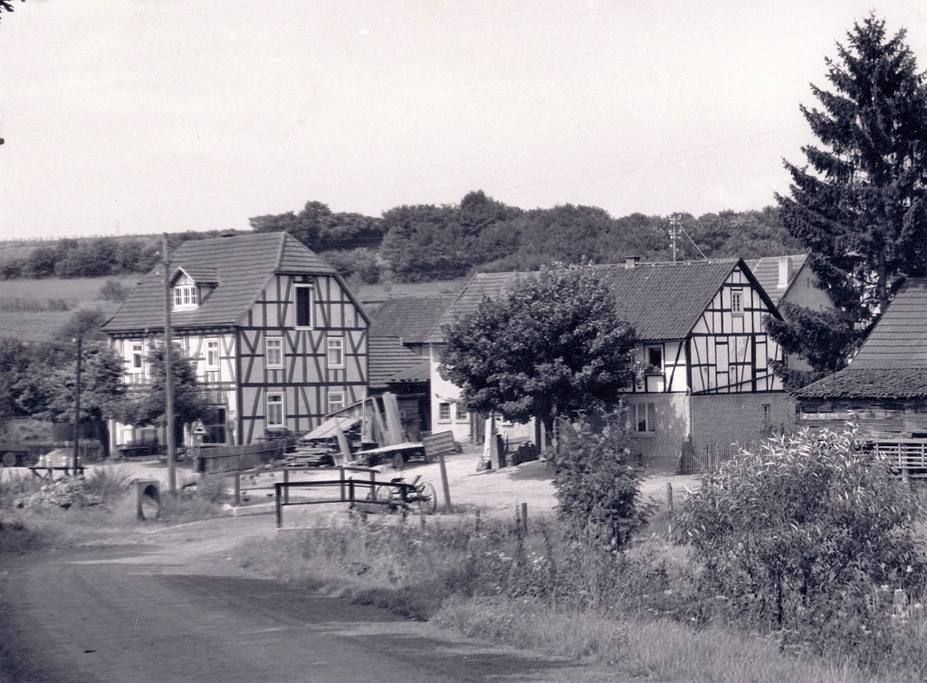 Historische Aufnahme 1950er Gemischwarenladen Adam Lindscheid und Haus Sommer in Bettgenhausen
