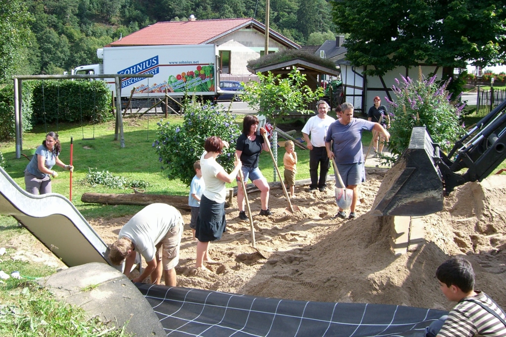 Pflegeeinsatz Sommer 2012 | Viele Helfer bereit zum Sandverteilen | Foto: Yvette Schäck