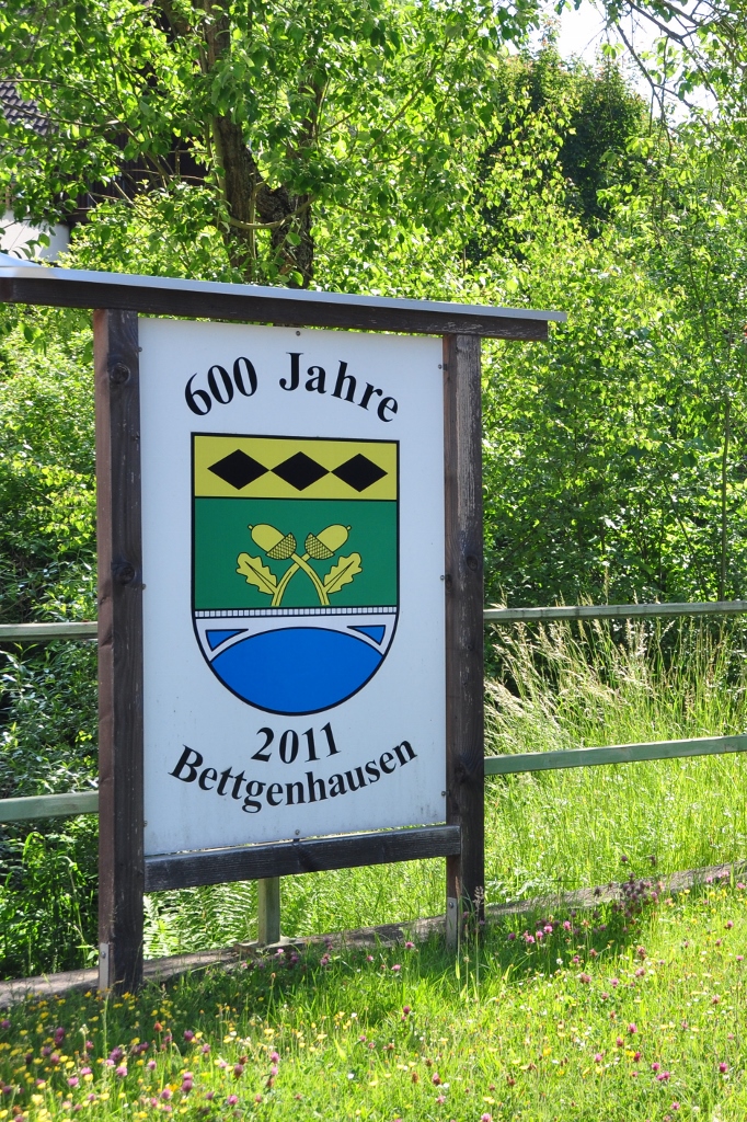 08.2011 | Ortsschild mit neuem Wappen anlässlich der 600-Jahrfeier in Bettgenhausen | Foto: Burkhard Schäck