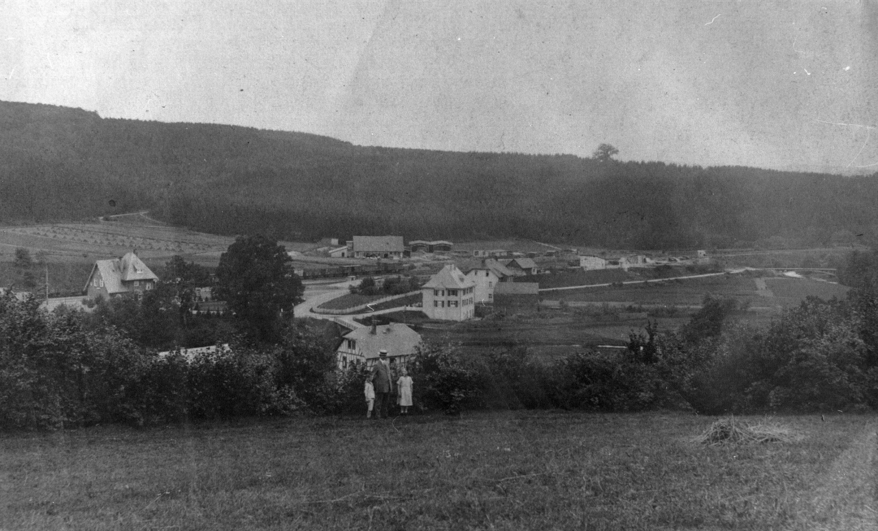 Historische Aufnahme 1930 Blick auf das Unterdorf von Seelbach Heinrich Sohnius mit Kinder |Archiv: Supenkämper Repro: Wilfried Klein