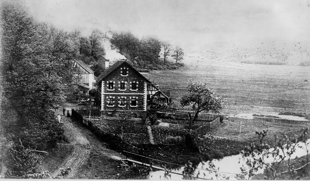 Historische Aunfahme 1900 Bergstrasse Haus Sohnius Furt und Fußbrücke