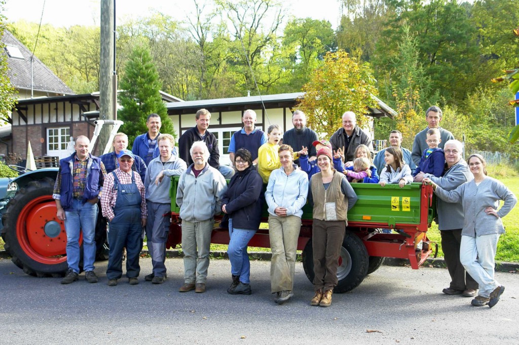 Dorfsäuberung 2007 | Die Helfer auf der Buswendeplatte in Seelbach | Foto: Wilfried Klein