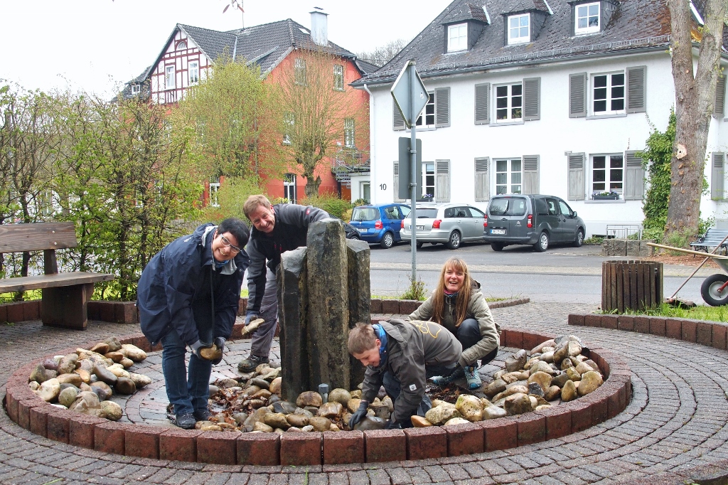 Aktionstag 2016 | Team Brunnenanlage: Reinigung Stein für Stein | Foto: Yvette Schäck