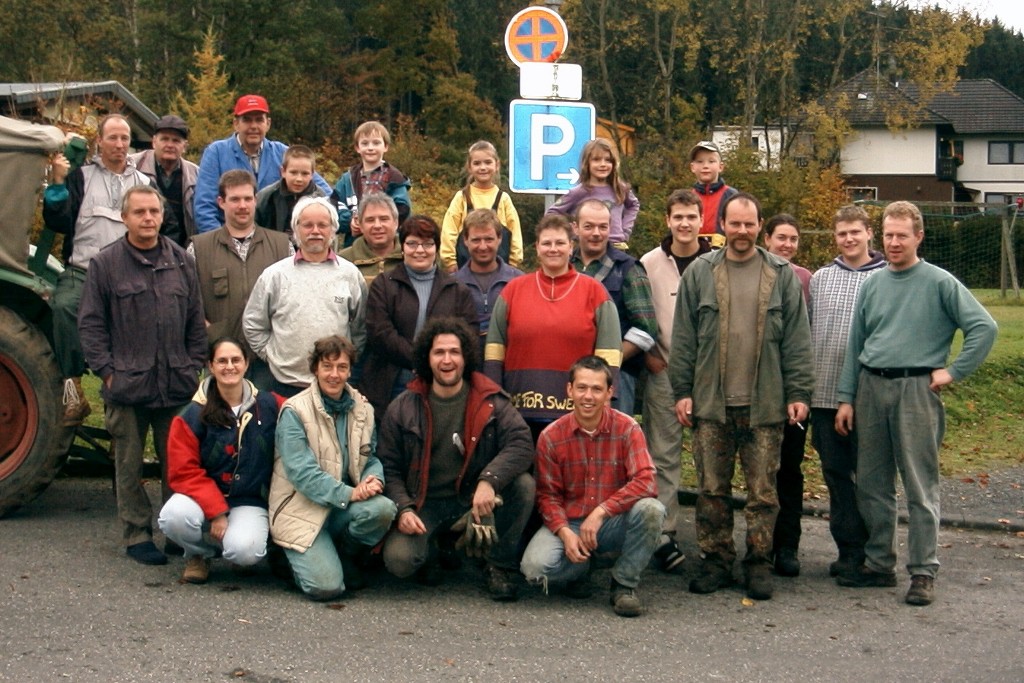 Dorfsäuberung 2004 | Gruppenbild der Helfer an der Buswendeplatte in Seelbach | Foto: Burkhard Schäck