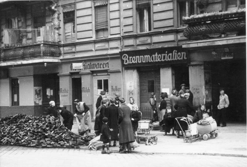 1946-Berlin, Holz und Kohle für die Bevölkerung  Foto: Erich O. Krueger Bundesarchiv, Bild 183-1985-0919-500 / CC BY-SA Quelle: Wikimedia Commons