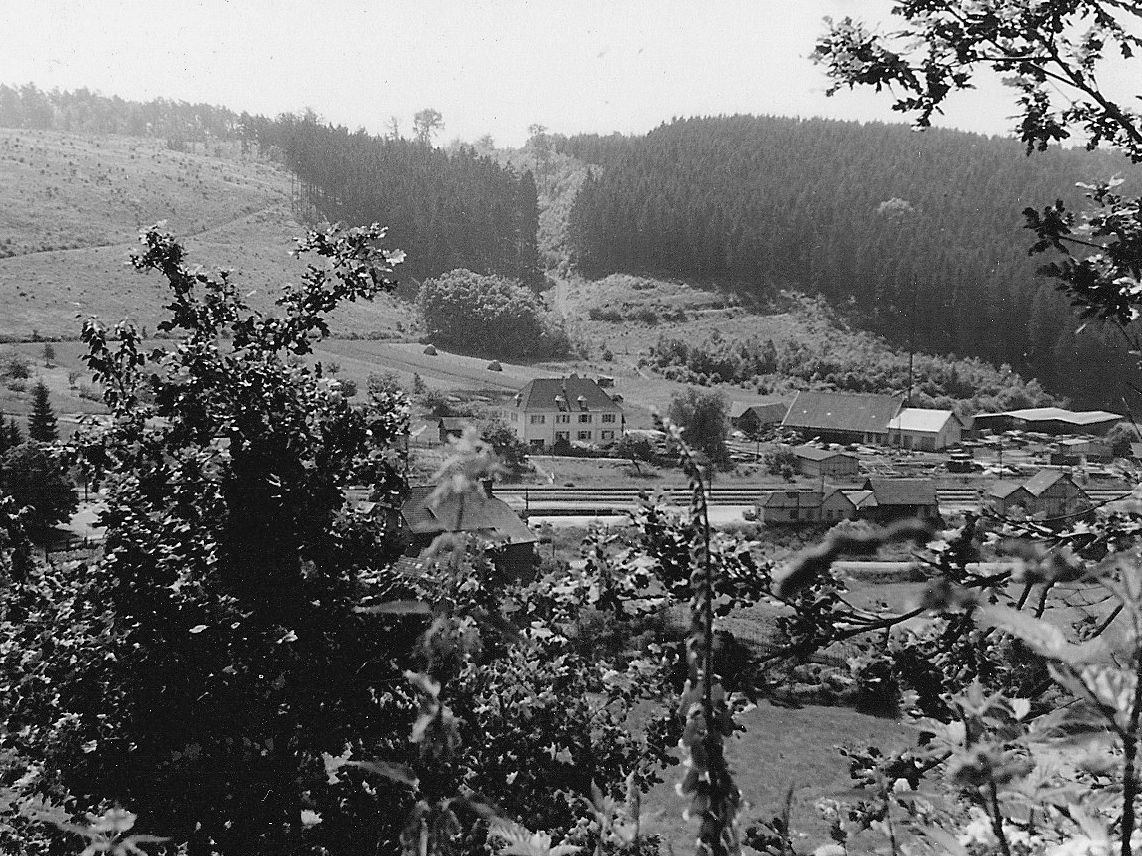 1950er-Vorne Landhandel Sohnius, hinten Sägewerk Sohnius-Abgeholztes Manchertskopf. Scan: Ulrich Sohnius