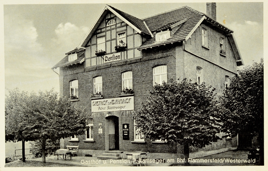 Historische Aufnahme Mitte 1930er Gasthof und Pension Ramseger am Bahnhof Flammersfeld