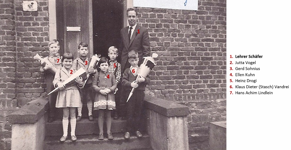 Historische Aufnahme von 1961 Einschulung mit Lehrer Schäfer