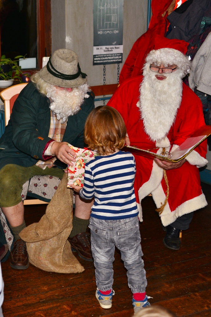 Besuch des Nikolaus im Roten Haus mit Kindern aus Seelbach