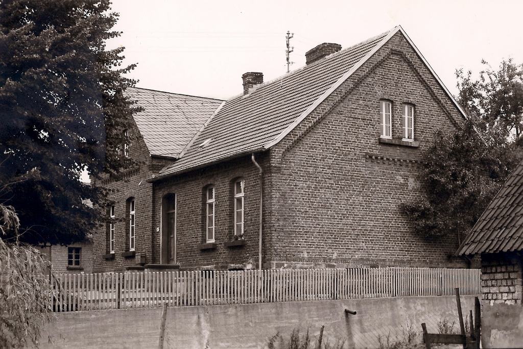 Historische Aufnahme Alte Volksschule Seelbach im Sommer