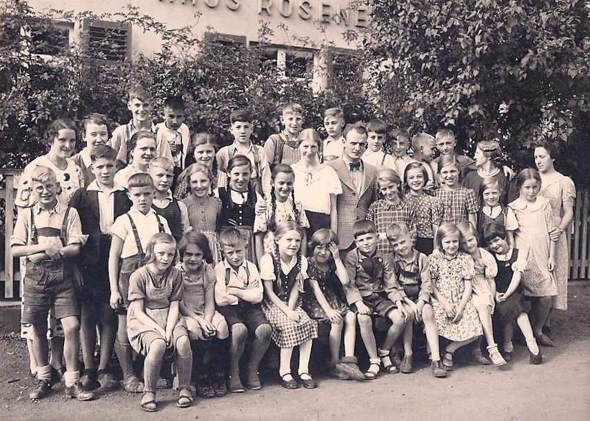 Historische Aufnahme Anfang 1940er Kindererholungsheim im Haus Roseneck mit Luise und Erich Westerhoff