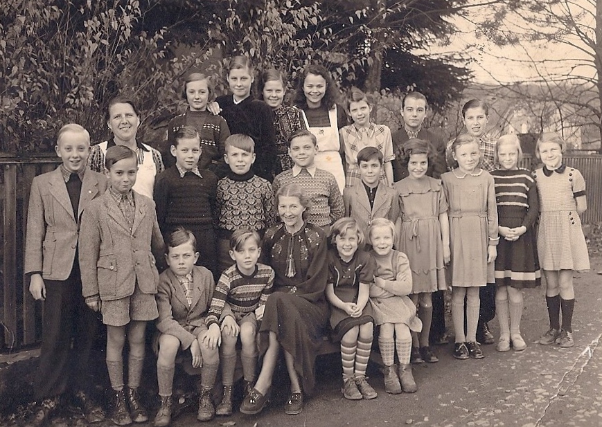 Sommer 1953 |Kindererholungsheim im Haus Roseneck mit Luise Westerhoff | Archiv: Gisela Pallacz | Scan: Uli Sohnius