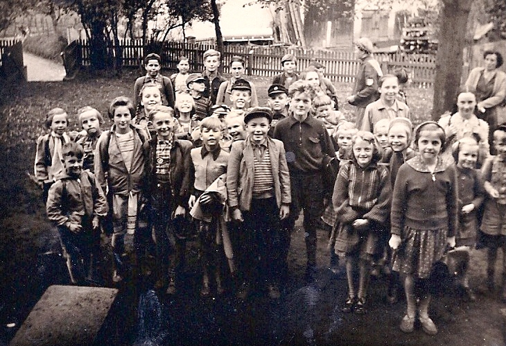 Mitte 1950er Jahre | Schulhof in Seelbach | Scan: Ulrich Sohnius