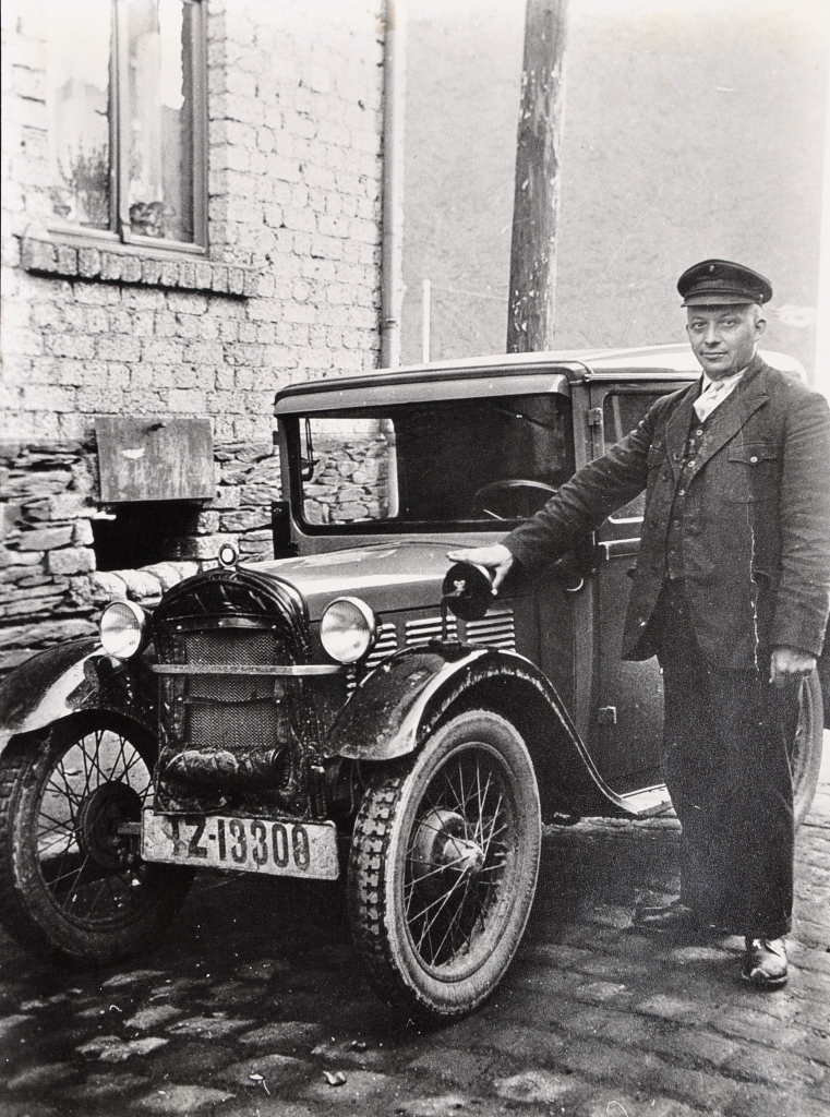 Historische Aufnahme Ende 1920er August Weller und das erste Auto in Seelbach