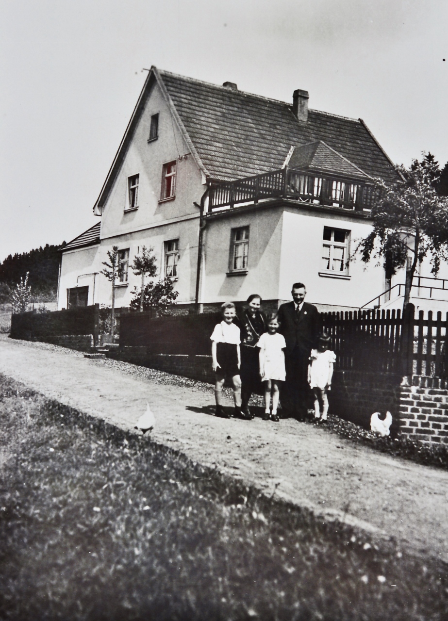 Historische Aufnahme 1940er Familie Ferdinand Sohnius vor dem alten Haus