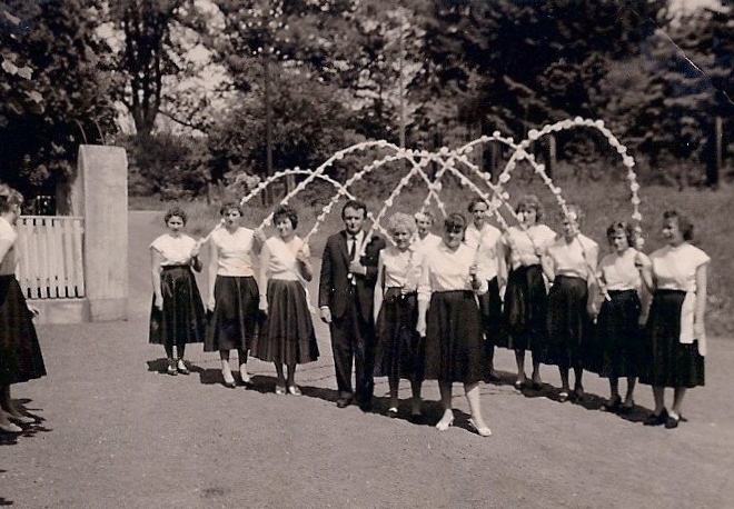 Historische Aufnahme 1958 Ehrendamen mit Blumenbögen
