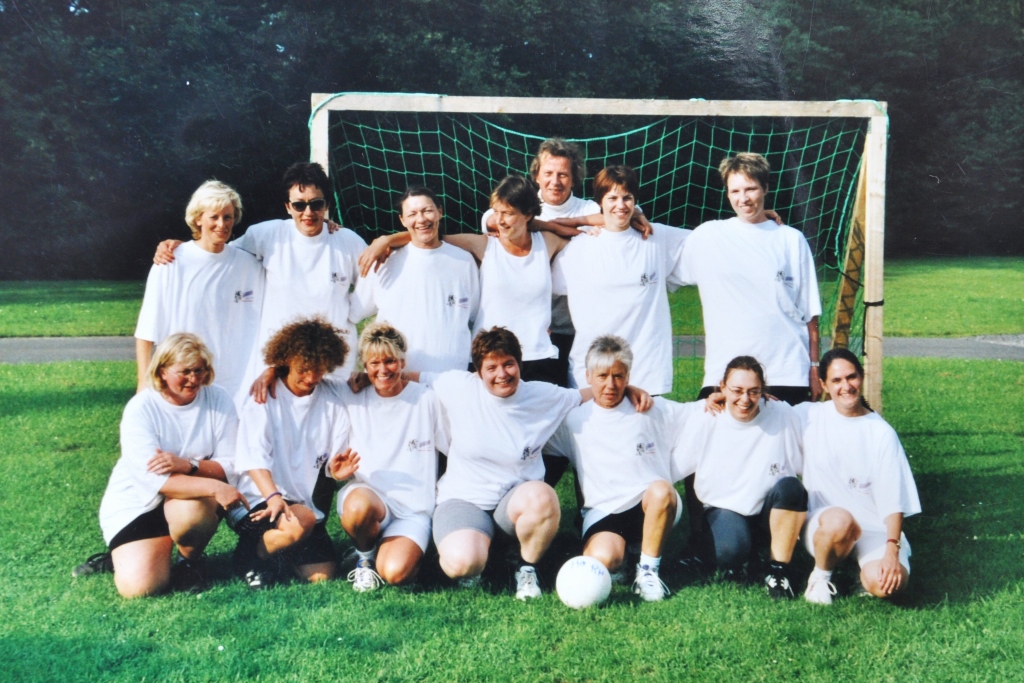 2000 | 1. Damenfußballmannschaft BOM Seelbach-Wied BOM: "Backen ohne Mehl" | Archiv: Erika Schäck, Repro: Burkhard Schäck