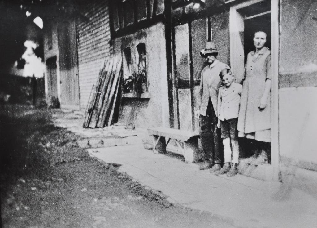 Historische Aufnahme 1937 Familienbild an der Haustür